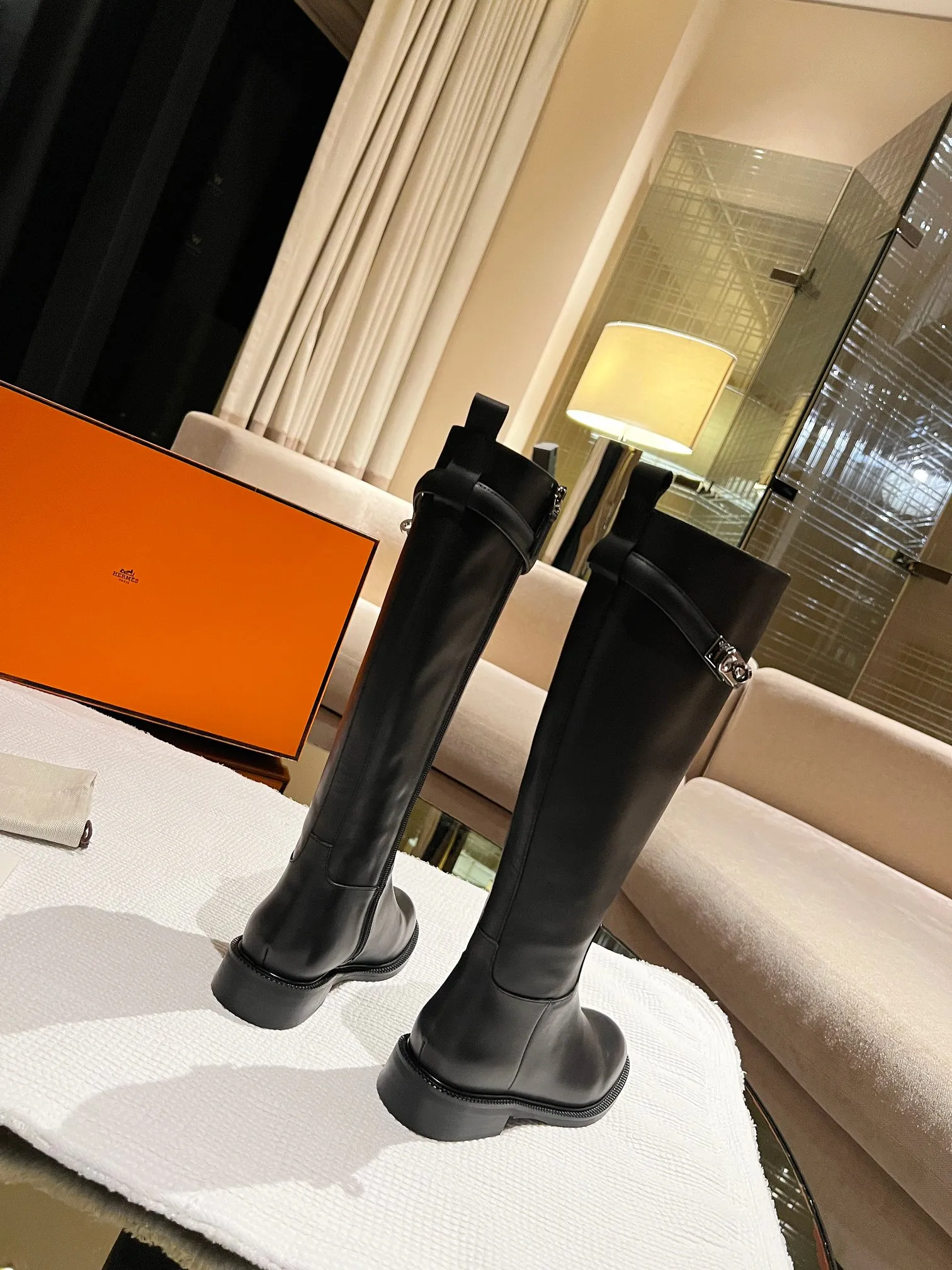 💕💕Factory direct selling price p840💕💕. Top version original purchase 3D three-dimensional last leg craft boot shaft three-dimensional non-deformation H home 2025 autumn and winter new style HERMES classic long boots, naturally have unique craftsmanship and quality. The leather of these boots is all imported and customized, and the inner material is also imported customized cowhide. They are easy to wear, comfortable and look good with everything. They are a must-have for autumn and winter, and the style lasts forever. These knight boots will never go out of style no matter how you wear them. Upper: Imported original calfskin Lining: Imported cowhide lining Size: Female 35-39 (40 41 non-returnable and non-exchangeable)